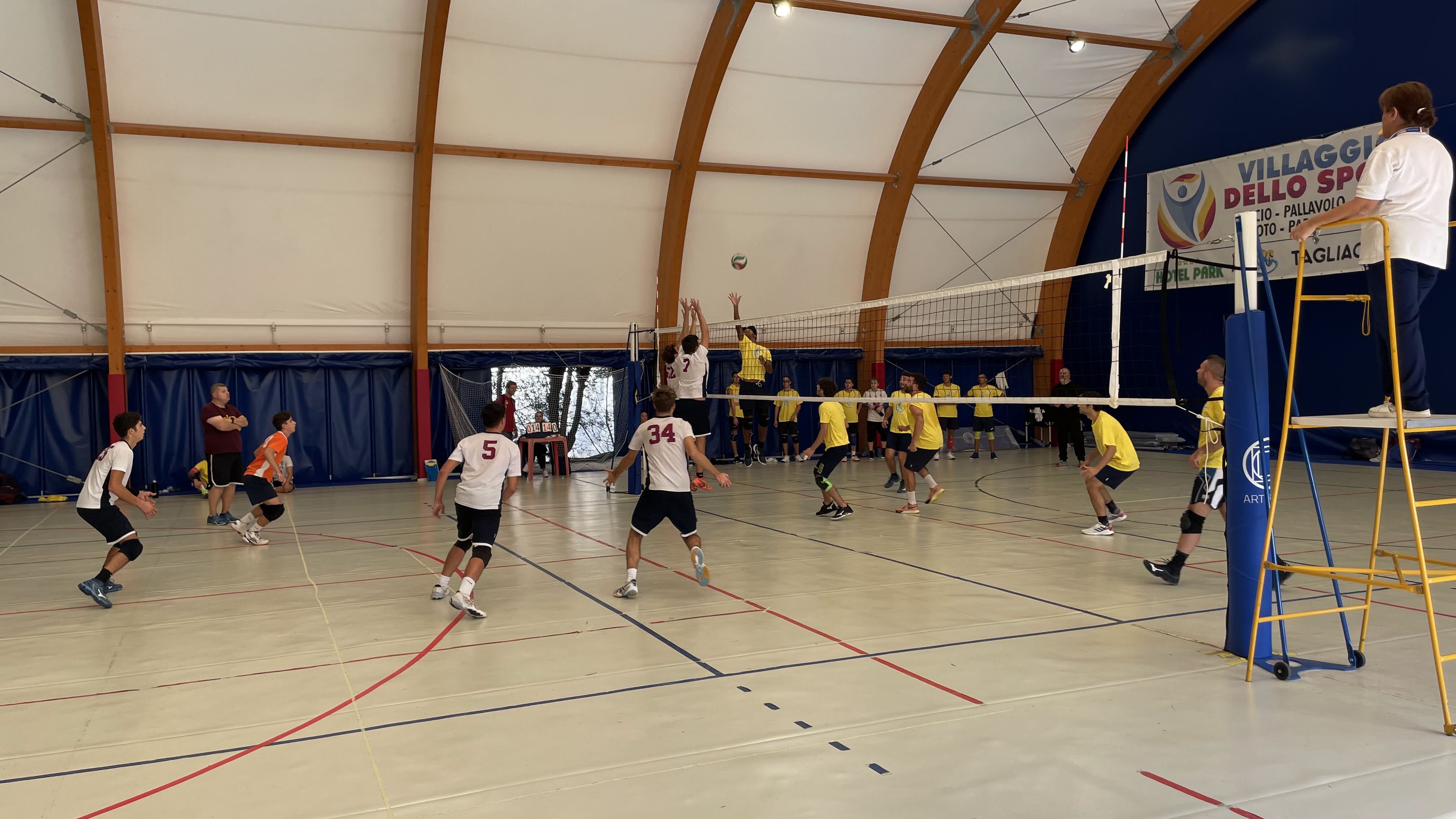 Azione di gioco durante il Warm Up Contest nel palazzetto del Villaggio dello Sport di Tagliacozzo