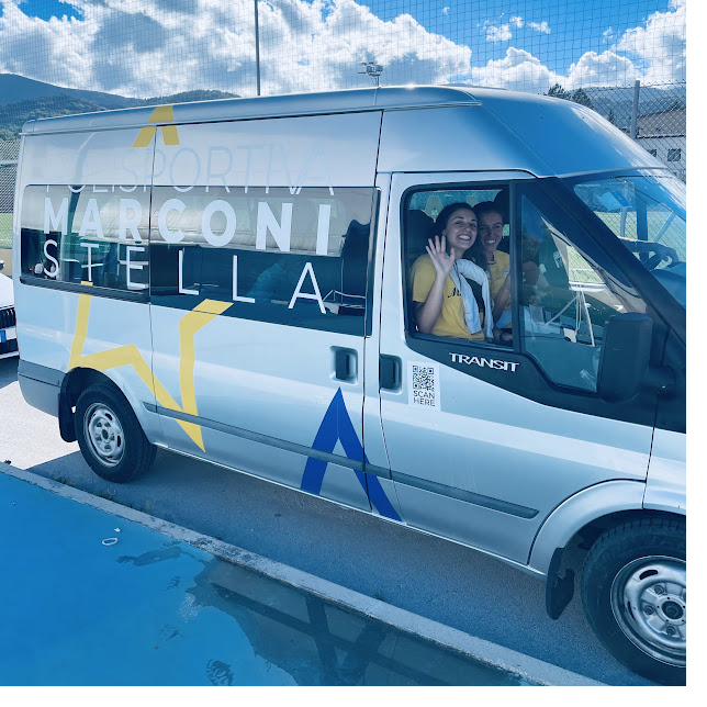 Atlete in arrivo al torneo a bordo del pulmino della società, edizione 2025