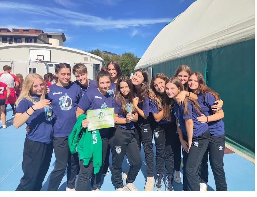 Squadra femminile premiata con coppa e attestato, edizione 2025