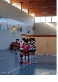 Squadra abbracciata in cerchio prima del match, edizione 2025