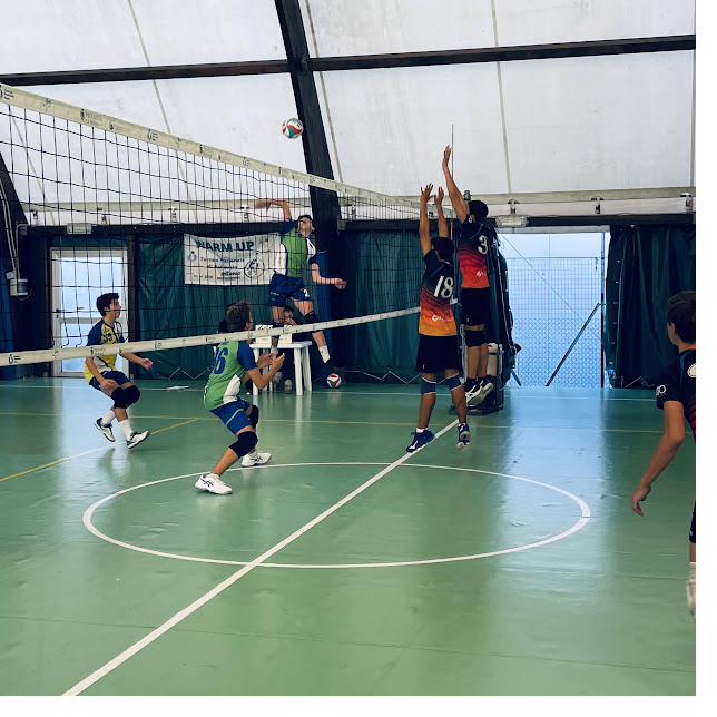 Gruppo squadra femminile abbracciato a bordo campo, edizione 2024