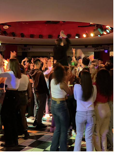 Festa delle squadre dopo le partite al Warm Up Contest